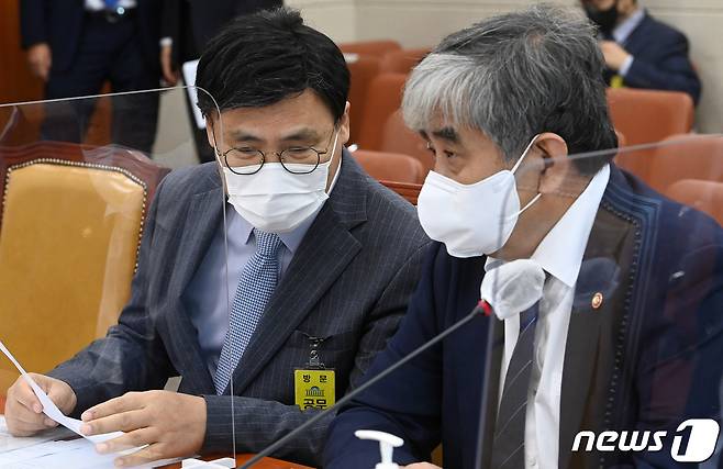 한상혁 방송통신위원장(오른쪽)과 김의철 한국방송공사 사장이 20일 서울 여의도 국회에서 열린 과학기술정보방송통신위원회 전체회의에서 대화를 나누고 있다. (공동취재) 2022.9.20/뉴스1 ⓒ News1 유승관 기자