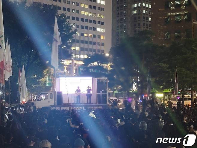 민주노총과 한국노총, 한국여성단체연합, 한국여성노동자회, 한국여성민우회, 전국여성노동조합 등 여성노동연대회의는 22일 오후 7시 서울 종로구 보신각 앞에서 신당역 스토킹 살인 피해자를 추모하는 집회를 열었다.