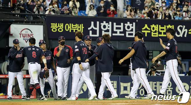 22일 오후 서울 송파구 잠실야구장에서 열린 프로야구 '2022 신한은행 SOL KBO리그' 롯데 자이언츠와 LG 트윈스의 경기, 7대1 승리를 거둔 롯데 선수들이 코칭스테프와 하이파이브를 하고 있다. 2022.9.22/뉴스1 ⓒ News1 김진환 기자