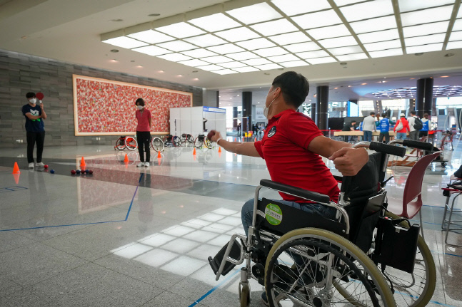 제39회 전국장애인기능경기대회 연계 드림패럴림픽에서 대회 참가선수가 보치아 종목을 체험하고 있다.