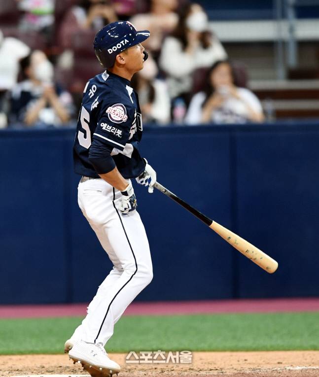 두산 이유찬이 22일 고척스카이돔에서 열린 2022 KBO리그 키움전에서 7회초 좌월 솔로 홈런을 터뜨린 후 타구를 바라보고 있다. 고척 | 최승섭기자 thunder@sportsseoul.com