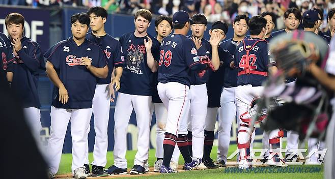 2022 KBO리그 LG트윈스와 롯데자이언츠의 경기가 22일 서울잠실야구장에서 열렸다. 롯데 승리투수 반즈가 팀의 7대1 승리를 확정짓고 동료들과 환호하고 있다. 잠실=최문영 기자 deer@sportschosun.com/2022.09.22/