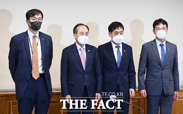 이창용 한국은행 총재와 추경호 경제부총리 겸 기획재정부 장관, 김주현 금융위원장, 이복현 금융감독원장(왼쪽부터)이 22일 오전 서울 중구 은행회관에서 열린 비상거시경제금융회의에 참석해 기념촬영을 하고 있다. /이동률 기자
