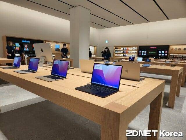 애플이 서울 잠실 롯데월드몰에 개장하는 애플 잠실에는 아이폰, 아이패드, 맥 등 최신 제품이 비치되어 있다. (사진=지디넷코리아)