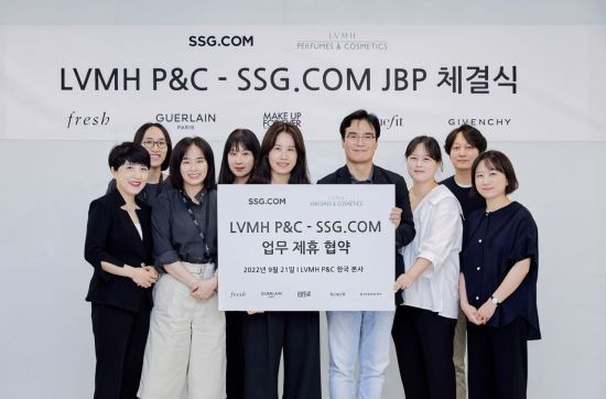 SSG닷컴, 엘브이엠에치코스메틱스(LVMH P&C) 관계자들이 업무협약 체결 후 기념사진을 촬영하고 있다.