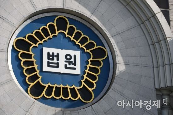 악성 문자메시지를 반복해서 보내 고소당하자 스토킹한 40대 남성이 징역 8개월에 집행유예 2년을 선고받았다.