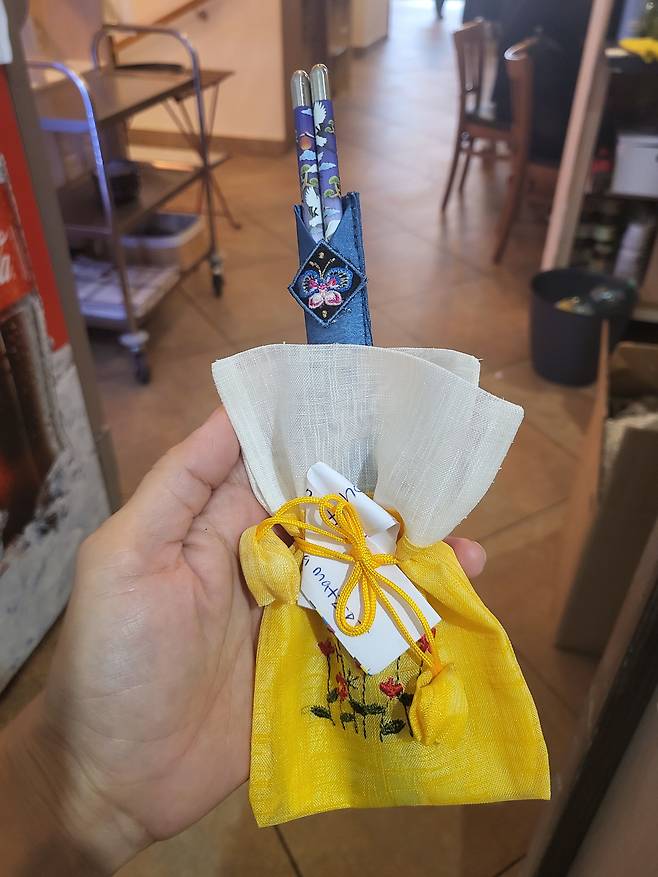 프라하 한식당 '맛집' 탁경아 사장이 20일(현지시각) 매즈 미켈슨에게 선물한 젓가락과 손편지/'맛집' 탁경아 사장 제공