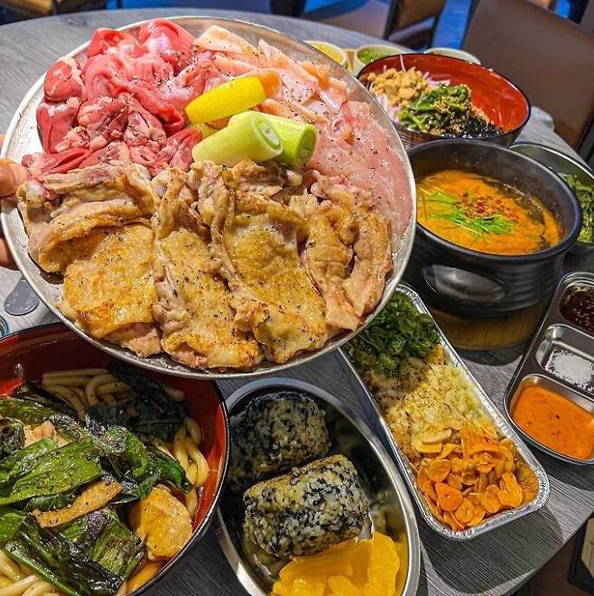 송계옥의 대표 메뉴들. 가운데 메인 메뉴인 '닭 모둠구이 대'를 중심으로, 왼쪽부터 '지도리우동', '야끼 오니기리', '야채 모둠구이', '봄나물 퉁퉁장 된장찌개', '송계옥 비빔면'./송계옥 인스타그램