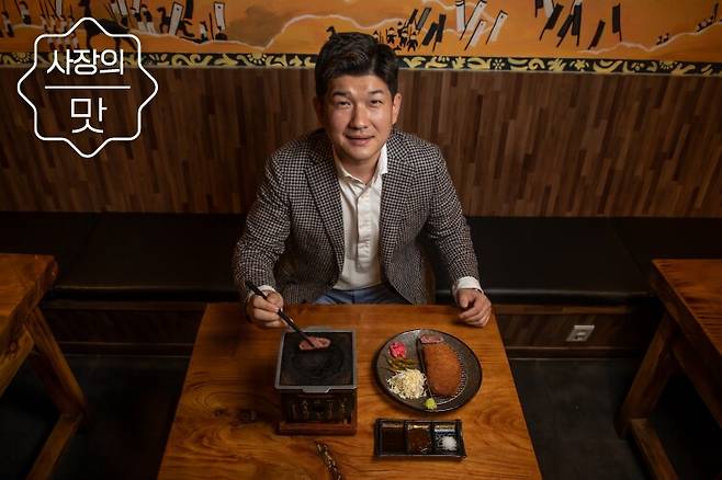 후라토식당 광화문본점에서 채동찬 사장이 이 식당 대표 메뉴인 규카츠를 들고 포즈를 취했다. /이태경 기자