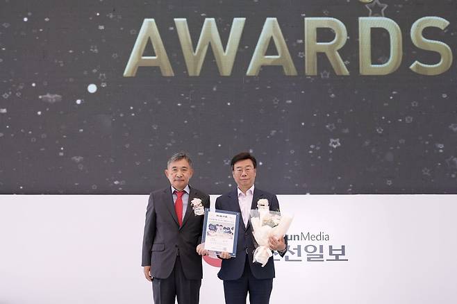 신상진 경기 성남시장(사진 오른쪽)이 22일 본보 주관의 '아이가행복입니다' 어워즈에서 ‘출산·보육 정책’ 부문 대상을 수상했다. 홍준호 조선일보 부사장(사진왼쪽)이 신 시장에게 상을 수여했다. /성남시