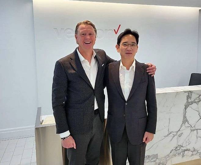 미국 뉴저지주 버라이즌 본사에서 만난 이재용 삼성전자 부회장(오른쪽)과 한스 베스트베리 버라이즌(Hans Vestberg) CEO.  /삼성 제공