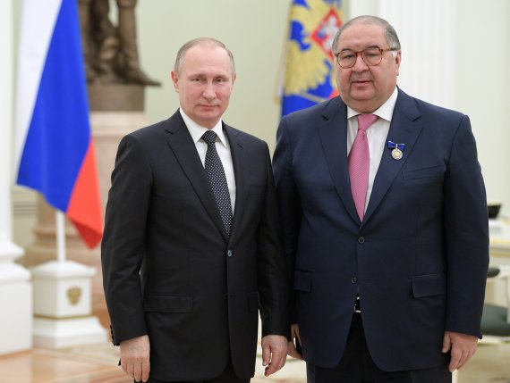 지난 2017년 1월 26일 러시아 모스크바 크렘린에서 열린 시상식에서 블라디미르 푸틴 러시아 대통령과 러시아 재발 알리셰르 우스마노프(오른쪽)가 사진을 찍고 있다. AP 뉴시스