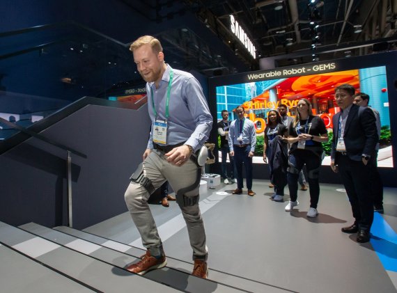'CES 2020'에서 관람객이 삼성전자 웨어러블 보행 보조 로봇 'GEMS Hip'을 체험하고 있다. 삼성전자 제공
