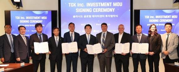 미국을 순방 중인 김영록 전남도지사가 21일(현지시간) 미주리주 캔자스시티에서 블랙&비치㈜, 더그린코리아(TGK) 등과 전남 해남 산이면 솔라시도 기업도시에 2조7550억 규모의 'RE100 글로벌 데이터센터 5기 건립'을 위한 민선8기 1호 외국인 투자협약을 체결 했다. 왼쪽 다섯번째부터 명현관 해남군수, 김영록 전남지사, 블랙&비치(주) 마리아 아자르 대표, TGK㈜·다이오드 벤쳐스 브래드 하딘 대표 전남도 제공