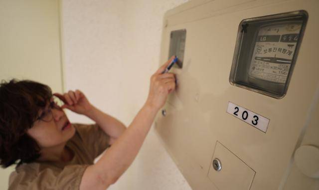 서울시 가정집에서 주민이 전력 계량기를 살펴보고 있다. 한국전력이 이날 발표하려던 4분기 전기요금이 연기됐다. 인상폭을 놓고 한전과 물가당국의 이견이 좁혀지지 않고 있기 때문으로 보인다. 뉴시스