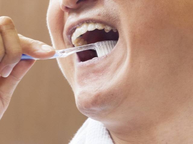 치약 속 계면활성제나 첨가제를 씻어내려면 5~6회 이상 헹궈주는 게 좋다./사진=게티이미지뱅크