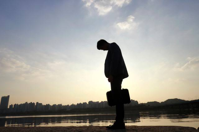 극단적인 선택의 징후가 보이는 사람이 있다면 이야기를 충분히 듣고 공감해주는 게 중요하다./사진=클립아트코리아