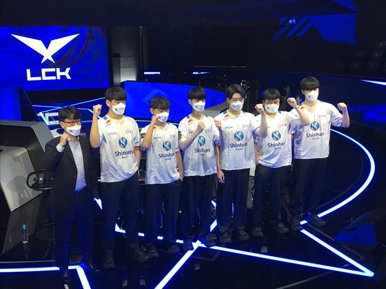 DRX 선수단이 22일 서울 중구 그랑서울에서 열린 롤드컵 출정식에서 포즈를 취하고 있다. IS포토