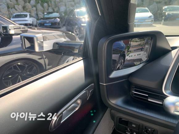 '아이오닉 6' 시승차량에 적용된 디지털 사이드미러. [사진=김종성 기자]