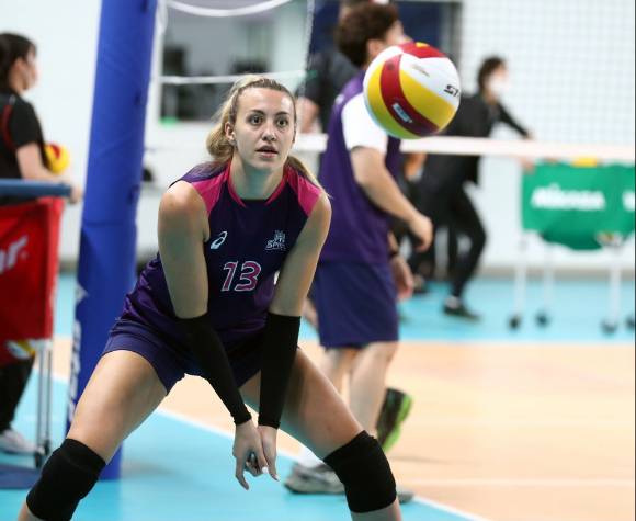 지난 시즌 KGC인삼공사에서 뛴 옐레나는 2022-23시즌에는 흥국생명 유니폼을 입는다. 옐레나가 지난 21일 열린 JT 마블러스와 평가전에 앞서 몸을 풀고 있다. [사진=흥국생명 핑크스파이더스 배구단]