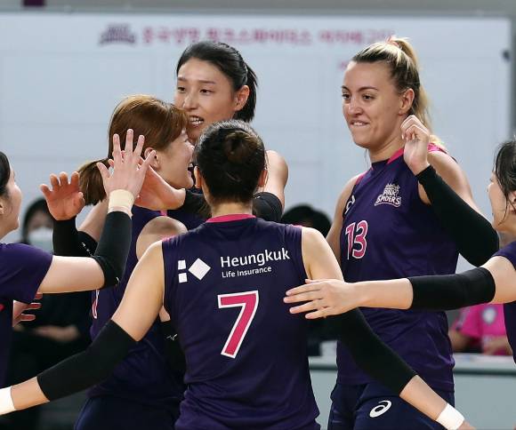 흥국생명 옐레나(오른쪽)가 지난 21일 열린 JT 마블러스와 평가전 도중 공격 득점을 올린 뒤 김연경을 비롯하 팀 동료들과 함께 환호하고 있다. [사진=흥국생명 핑크스파이더스 배구단]