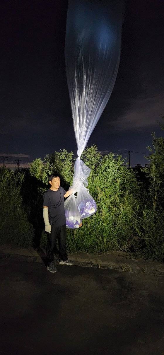 자유북한운동연합은 지난 5일 의약품 등을 전날 강화에서 북한에 살포했다고 주장하며 사진을 공개했다.[사진 자유북한운동연합]
