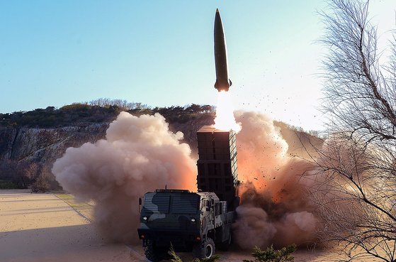 북한 신형전술유도무기 시험발사 장면. 뉴스1
