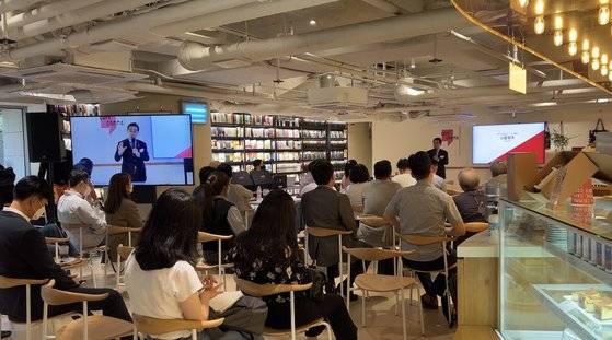 지난 20일 서울 삼일빌딩에서 중앙일보 '나는 고발한다' 독자 초청 강연과 필진 만찬 행사가 열렸다. 태영호 국민의힘 국회의원의 강연 모습.