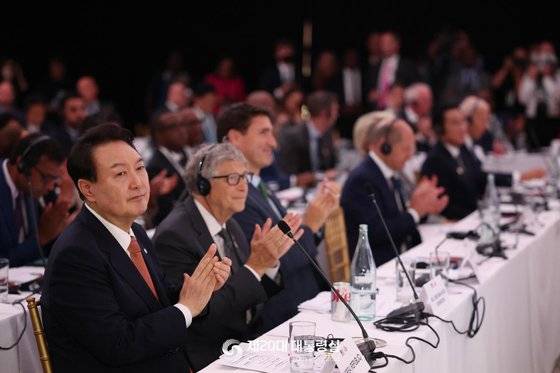 윤석열 대통령이 21일(현지시간) 미국 뉴욕의 한 빌딩에서 열린 글로벌펀드 제7차 재정공약회의에서 빌 게이츠 빌앤멜린다게이츠재단 이사장 등 참석자들과 손뼉을 치고 있다. 대통령실 홈페이지