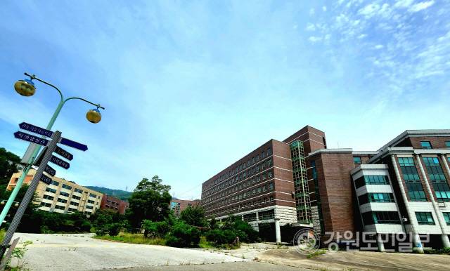 ▲ 경찰청 국립경찰병원 분원건립TF는 조만간 병원건립위원회를 열어 부지선정 방법과 기준 등 세부절차를 확정해 늦어도 9월말까지 신청서를 제출한 19개 지자체에 모두 통보할 예정이다. 사진은 강원 동해시가 경찰병원 분원 후보지로 신청한 동해시 지흥동에 위치한 한중대(2019년 폐교) 강의동 모습.