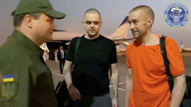 러시아와 우크라이나의 포로 교환에 의해 풀려난 우크라이나 측 외국인 의용대원들이 21일(현지시간) 사우디아라비아 리야드에 도착해 환영을 받고 있다. 로이터연합뉴스