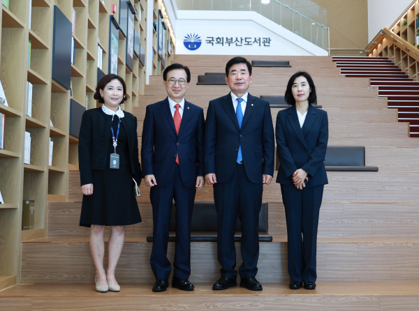 김진표 국회의장(왼쪽에서 세번째)이 22일 국회부산도서관을 찾아 기념촬영을 하고 있다. 국회의장실 제공