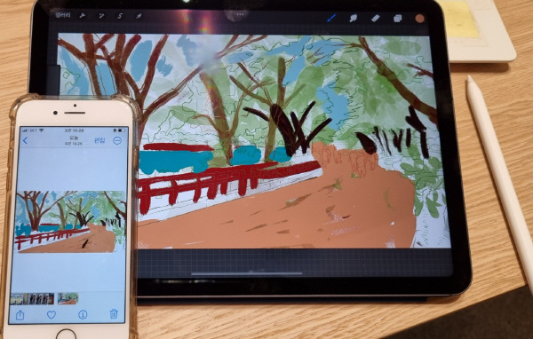 애플 잠실의 체험 프로그램 ‘투데이 앳 애플 잠실’ 프리뷰에서 석촌호수 스케치를 했다. 스케치한 파일을 왼쪽의 아이폰으로 보냈다. 촬영은 갤럭시 S21. 정옥재 기자