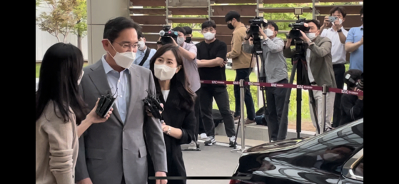 Samsung Electronics Vice Chairman Lee Jae-yong speaks with reporters at Gimpo International Airport on Wednesday. [KO SUK-HYUN]