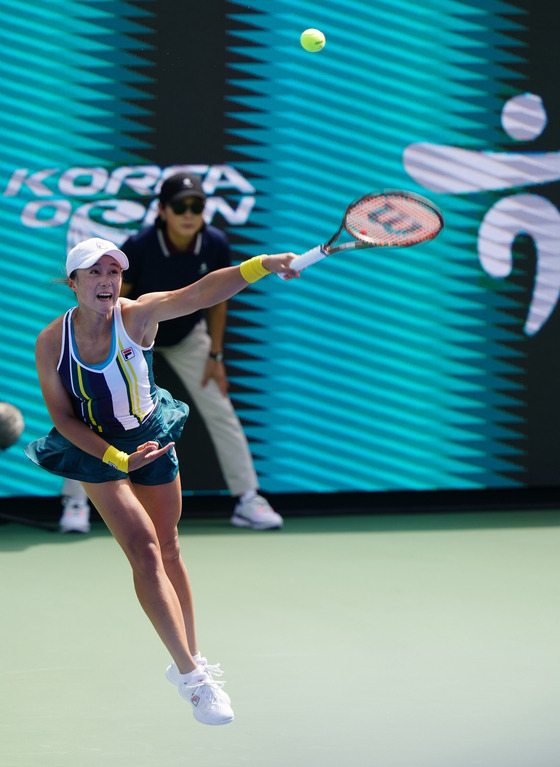 Han Na-lae plays the ball against Back Da-yeon during a women's singles round of 32 match at the WTA Korea Open tennis championships in southern Seoul on Monday. [NEWS1]