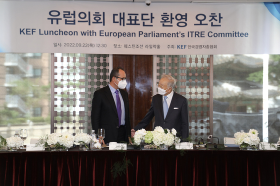 Cristian-Silviu Busoi, left, chair of the European Parliament's industry, trade and energy committee, and Sohn Kyung-shik, chairman of Korea Enterprises Federation, during a luncheon held at the Westin Josun Hotel in central Seoul, Thursday [KEF]