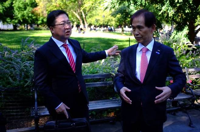 21일(미국 현지시간) 뉴욕대에서 이장우 대전시장과 이광형 한국과학기술원(KAIST) 총장이 대전을 기회의 땅으로 만들자며 상호 의견을 나누고 있다. 사진=미국 뉴욕대 키멜센터 대전시 공동취재기자단.