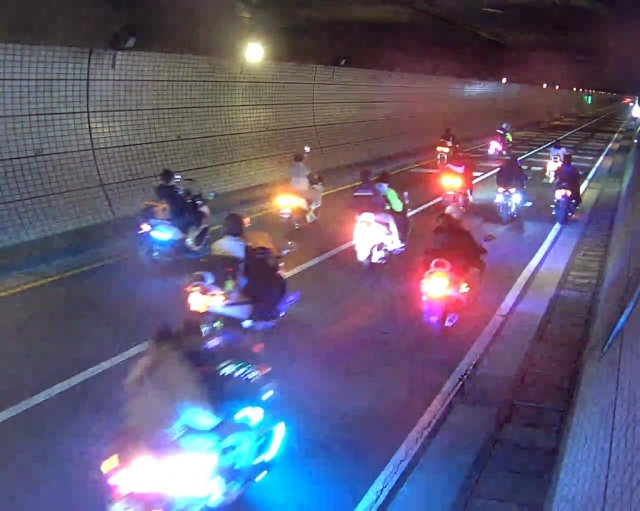 지난 5월 9일 새벽 부산시내 한 터널에서 오토바이 폭주족들이 역주행을 하고 있다. 부산경찰청 제공.