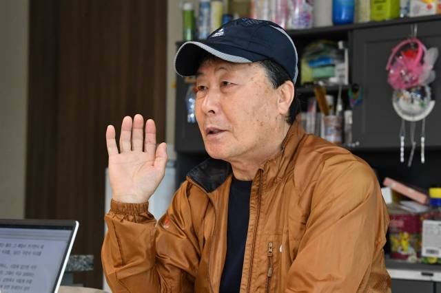 '양산 아파트 밧줄 절단 사건'으로 사위를 잃은 권상우씨가 21일 부산 자택에서 진행된 국민일보와의 인터뷰에서 당시의 상황을 설명하고 있다. 부산=신석현 포토그래퍼