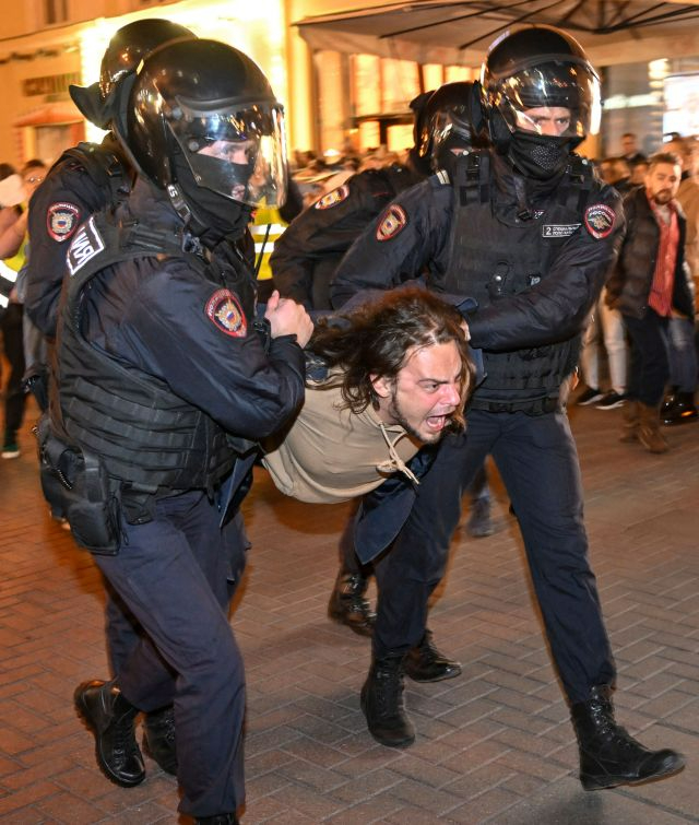 경찰들이 21일(현지시간) 러시아 수도 모스크바에서 블라디미르 푸틴 대통령이 발표한 예비군 부분 동원령 항의 시위에 참여한 남성을 체포하고 있다. 로이터통신에 따르면 이날 러시아에서는 전국 38개 도시에서 동원령 반대 시위가 벌어져 1311명 이상이 체포됐다. AFP연합뉴스