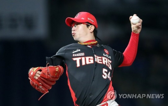 (창원=연합뉴스) 22일 경남 창원NC파크에서 열린 프로야구 '2022 신한은행 쏠(SOL) KBO 리그' NC 다이노스와 KIA 타이거즈 경기. 1회 말 KIA 선발 양현종이 역투하고 있다.