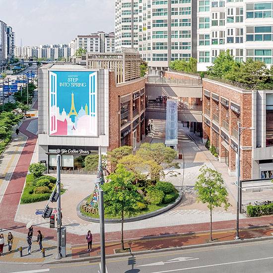 호반건설이 공급한 스트리트형 쇼핑몰 ‘아브뉴프랑’. 김상열 호반그룹 창업주 딸 김윤혜 호반프라퍼티 부사장이 아브뉴프랑 사업을 이끌어왔다. (호반건설 제공)