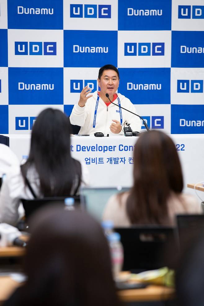 이석우 두나무 대표가 22일 부산항국제전시컨벤션센터(BPEX)에서 열린 '업비트 개발자 콘퍼런스(UDC) 2022' 에서 기자간담회에 참석, 질문에 답하고있다/사진제공=두나무