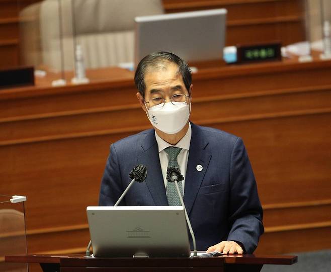 [서울=뉴시스] 김선웅 기자 = 한덕수 국무총리가 22일 서울 여의도 국회에서 열린 본회의에서 교육·사회·문화 분야 대정부질문에 답변하고 있다. (공동취재사진) 2022.09.22.