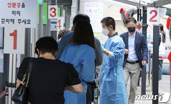 (서울=뉴스1) 장수영 기자 = 22일 오전 서울 용산구보건소 신종 코로나바이러스 감염증(코로나19) 선별진료소를 찾은 시민들이 검사를 받기 위해 줄을 서고 있다.  중앙방역대책본부에 따르면 이날 0시 기준 코로나19 신규 확진자가 3만3009명 발생해 지난주 대비 절반 수준의 확진자가 발생했다. 2022.9.22/뉴스1  Copyright (C) 뉴스1. All rights reserved. 무단 전재 및 재배포 금지.
