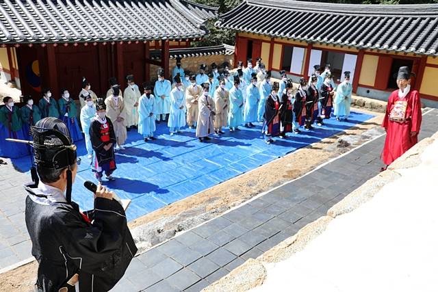 봉화향교서 2022년 추계 석전대제가 봉행되고 있다./사진제공=경북 봉화군