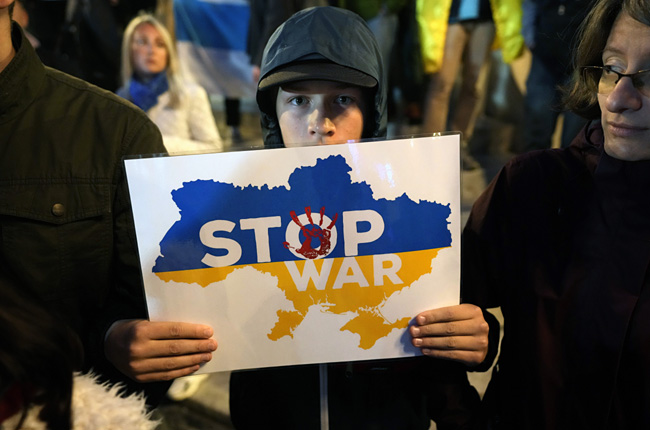 블라디미르 푸틴 러시아 대통령이 21일 군 동원령을 내린 가운데 시위에 나선 한 어린이가 전쟁을 반대한다는 피켓을 들고 있다. AP·연합뉴스
