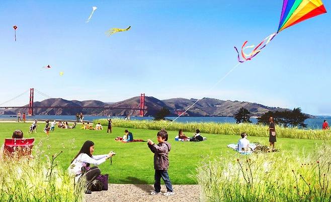 샌프란시스코 금문교 앞 잔디밭 연날리기