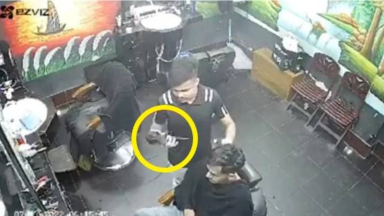 헤어드라이어 전원을 켜기 직전 미용사 이슬람과 손님 하산의 모습. [트위터]