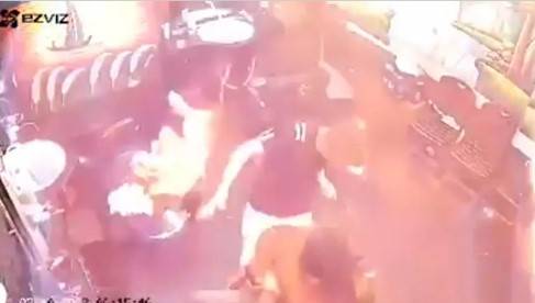 이발소 내부가 순식간에 불길에 휩싸인 모습. [트위터 캡처]